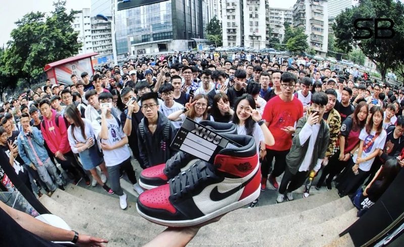 Hàng trăm người xếp hàng mua giày Air Jordan 1 High Bred