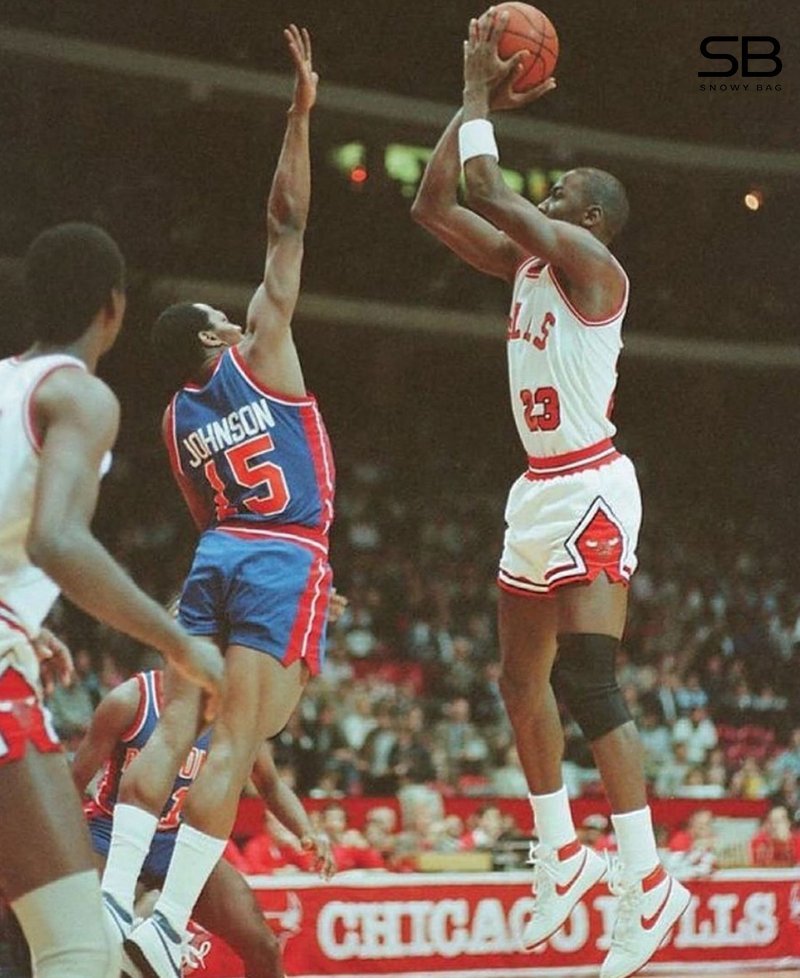 Đôi Nike Air Ship đầu tiên mà Micheal Jordan mang trong trận NBA là vào ngày 26 tháng 10 năm 1984