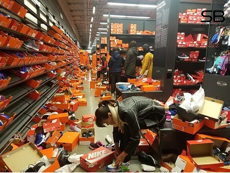 Cửa hàng bán lẻ giày thể thao sneaker secondhand