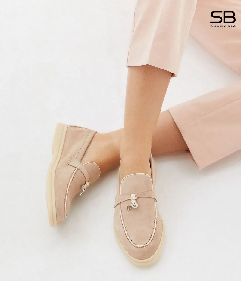 Đi giày Loro Piana sang trọng