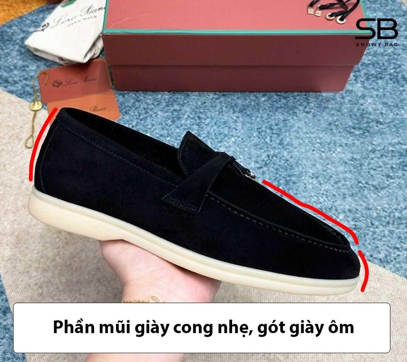 Form giày Loro Piana màu đen cân đối, gót giày ôm