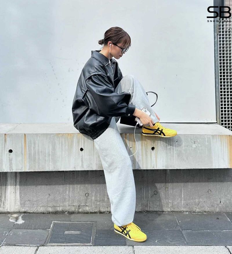 Giày Onitsuka màu vàng cho nữ phối quần nỉ xám với áo khoác đen