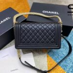 Túi Chanel Le Boy Medium Black Caviar GHW 25CM Màu Đen góc nghiêng chi tiết