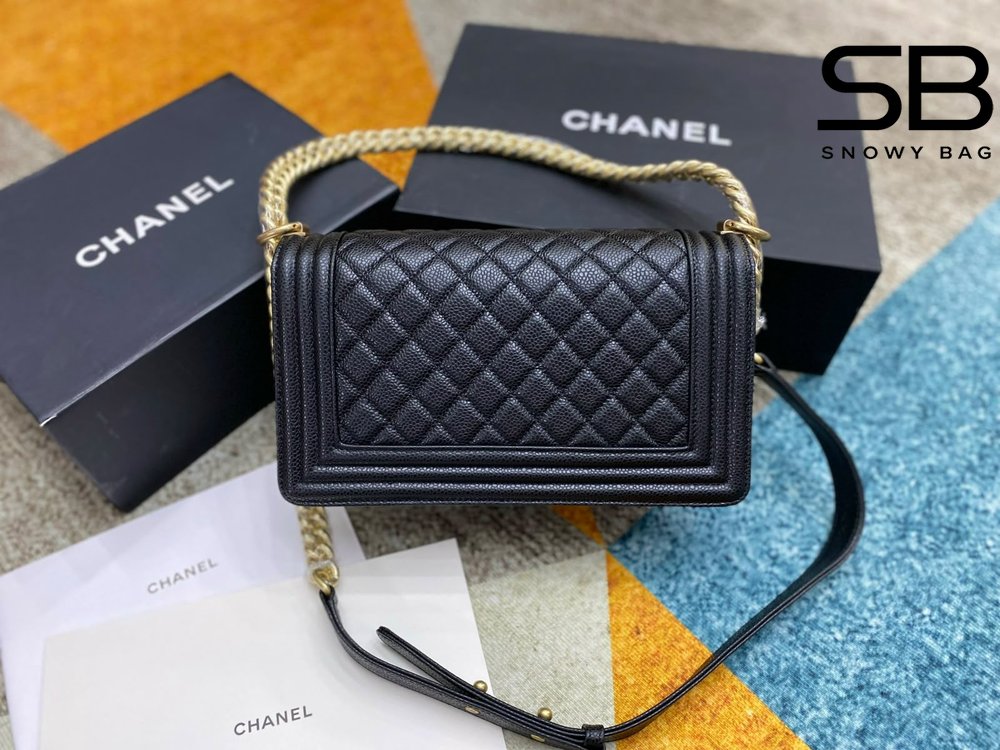 Túi Chanel Le Boy Medium Black Caviar GHW 25CM Màu Đen góc nghiêng chi tiết