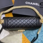 Túi Chanel Le Boy Medium Black Caviar GHW 25CM Màu Đen với logo tinh tế.