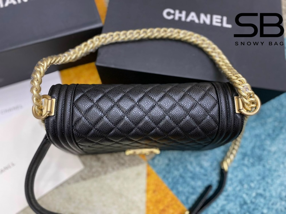 Túi Chanel Le Boy Medium Black Caviar GHW 25CM Màu Đen với logo tinh tế.