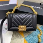 Túi Chanel Le Boy Small Black Lambskin Chevron GHW 20.5CM Màu Đen sang trọng.