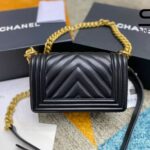 Túi Chanel Le Boy Small Black Lambskin Chevron GHW 20.5CM Màu Đen góc nghiêng chi tiết