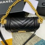 Túi Chanel Le Boy Small Black Lambskin Chevron GHW 20.5CM Màu Đen với chi tiết logo khóa sang trọng.