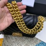 Túi Chanel Le Boy Small Black Lambskin Chevron GHW 20.5CM màu đen sang trọng