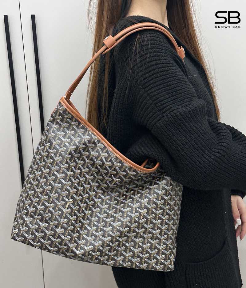 Phối túi Goyard với trang phục công sở