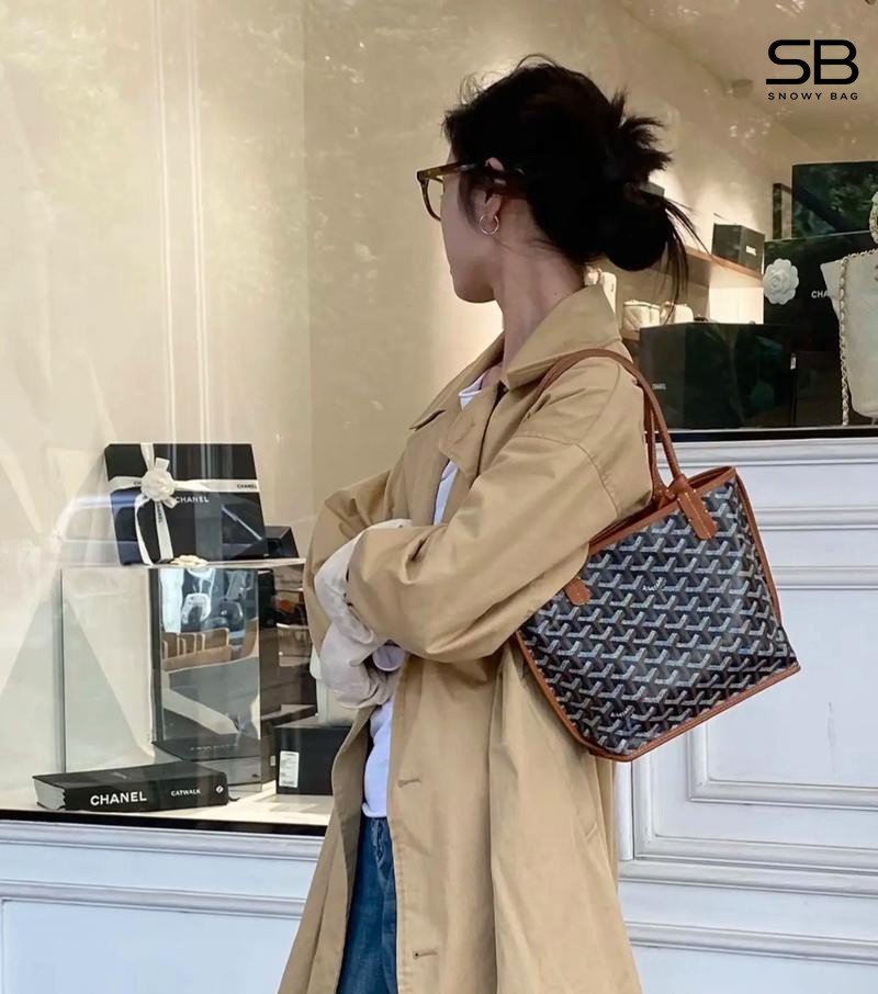 Túi Goyard màu nâu đen phối áo blazer cho nữ