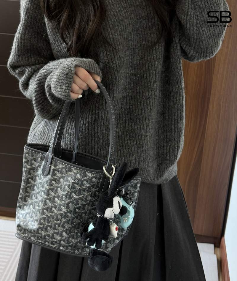 Phối túi Goyard theo phong cách quiet luxury