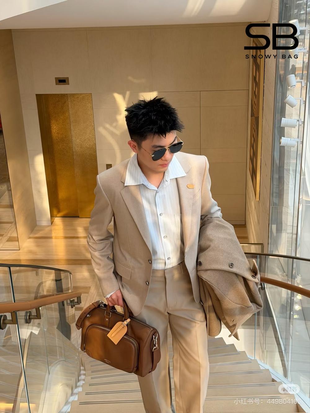 Túi LV Keepall Cargo Bandoulière 35 Caramel Da Calfskin M28100 góc nghiêng chi tiết