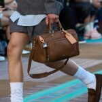 Túi LV Keepall Cargo Bandoulière 35 Caramel Da Calfskin M28100 với chi tiết logo tinh tế