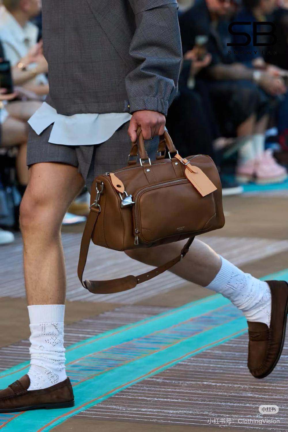 Túi LV Keepall Cargo Bandoulière 35 Caramel Da Calfskin M28100 với chi tiết logo tinh tế