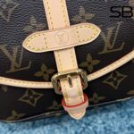 Túi LV Saumur BB Monogram Màu Nâu Kem với chi tiết logo tinh tế