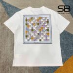 Áo Thun LV Printed T-Shirt Snakes and Ladders Màu Trắng góc nghiêng chi tiết.