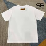 Áo Thun LV Rainbow Printed T-Shirt Màu Trắng góc nghiêng chi tiết