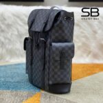 Ba Lô LV Christopher MM Backpack Damier Graphite 44CM góc nghiêng chi tiết