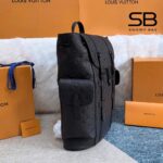 Góc nghiêng chi tiết ba lô LV Christopher MM Backpack M55699 Black Taurillon S44