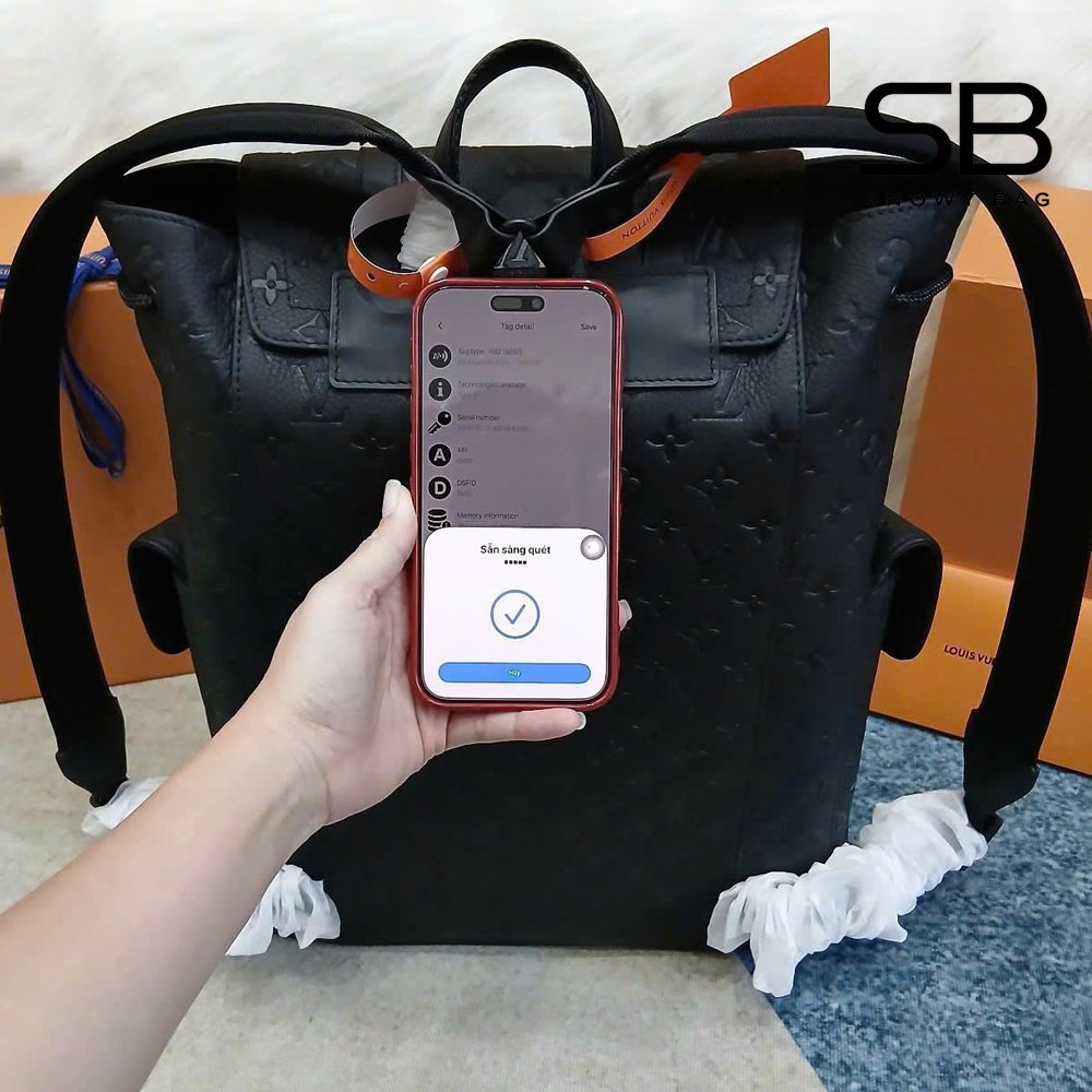 Chi tiết logo khóa Ba Lô LV Christopher MM Backpack M55699 Black Taurillon S44