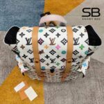 Chi tiết logo khóa của Ba Lô LV Christopher MM Backpack Vanilla Monogram Craggy 44CM
