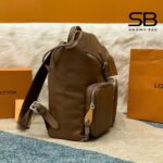 Ba Lô LV Montsouris Cargo Backpack Caramel Da Calfskin M28380 góc nghiêng chi tiết