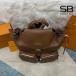Chi tiết logo/khóa Ba Lô LV Montsouris Cargo Backpack Caramel Da Calfskin M28380