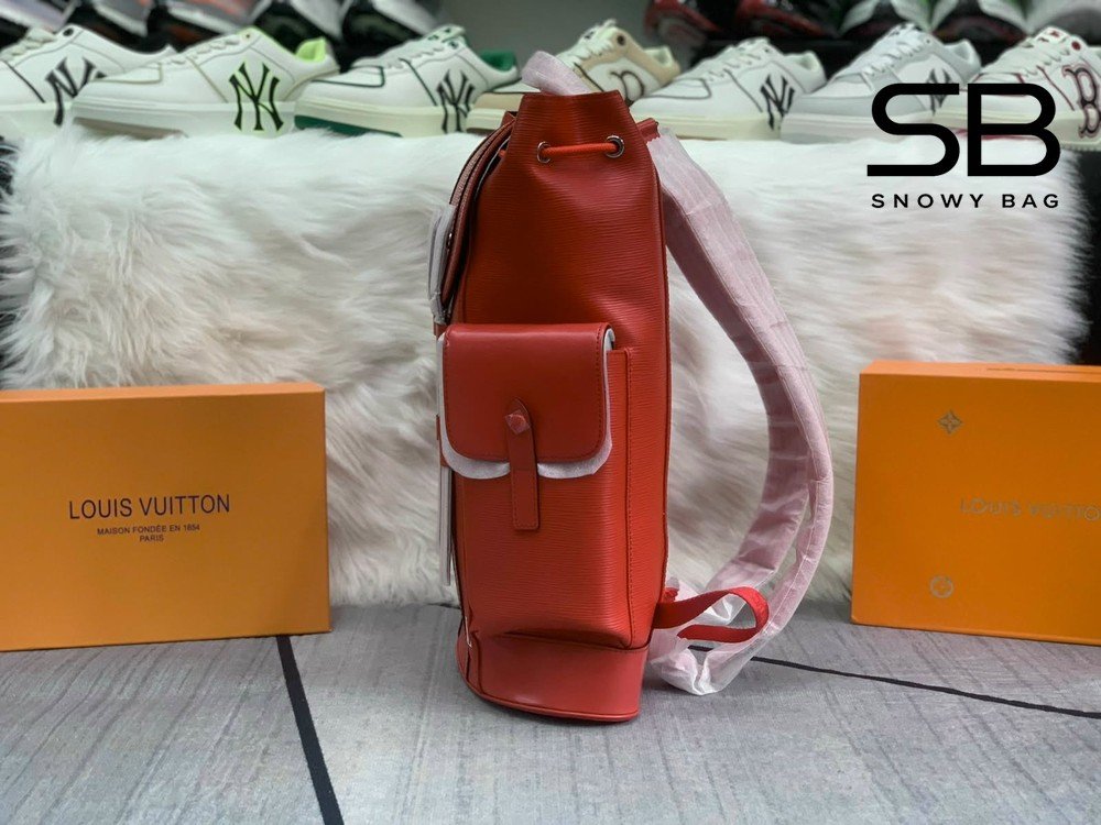 Góc nghiêng chi tiết Ba Lô LV Supreme Christopher Epi PM Đỏ 48CM