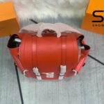 Chi tiết logo/khóa Ba Lô LV Supreme Christopher Epi PM Đỏ 48CM