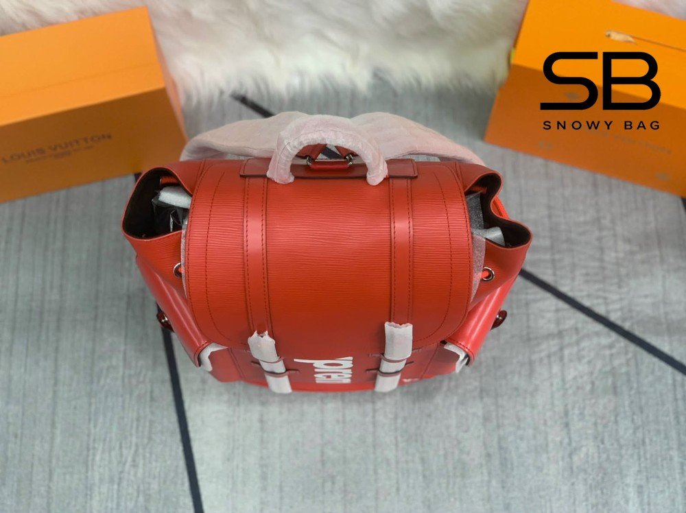Chi tiết logo/khóa Ba Lô LV Supreme Christopher Epi PM Đỏ 48CM