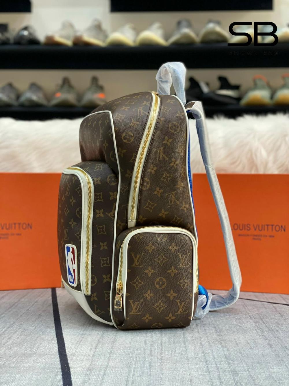 Ba Lô LV x NBA Backpack Monogram Nâu 45CM góc nghiêng chi tiết