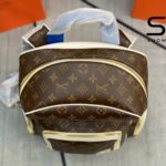 Ba Lô LV x NBA Backpack Monogram Nâu 45CM với chi tiết logo tinh tế