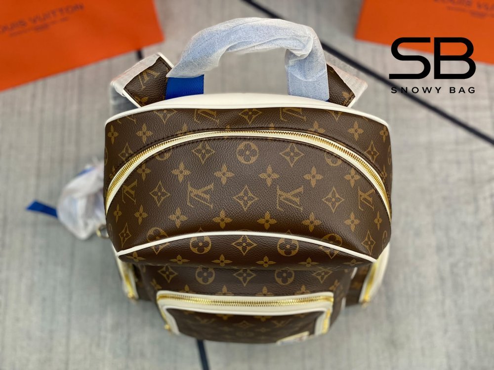 Ba Lô LV x NBA Backpack Monogram Nâu 45CM với chi tiết logo tinh tế