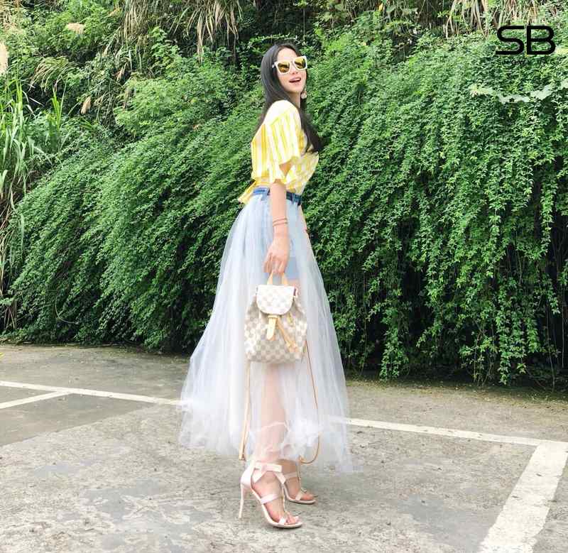 Phối balo LV màu kem với váy dài trắng