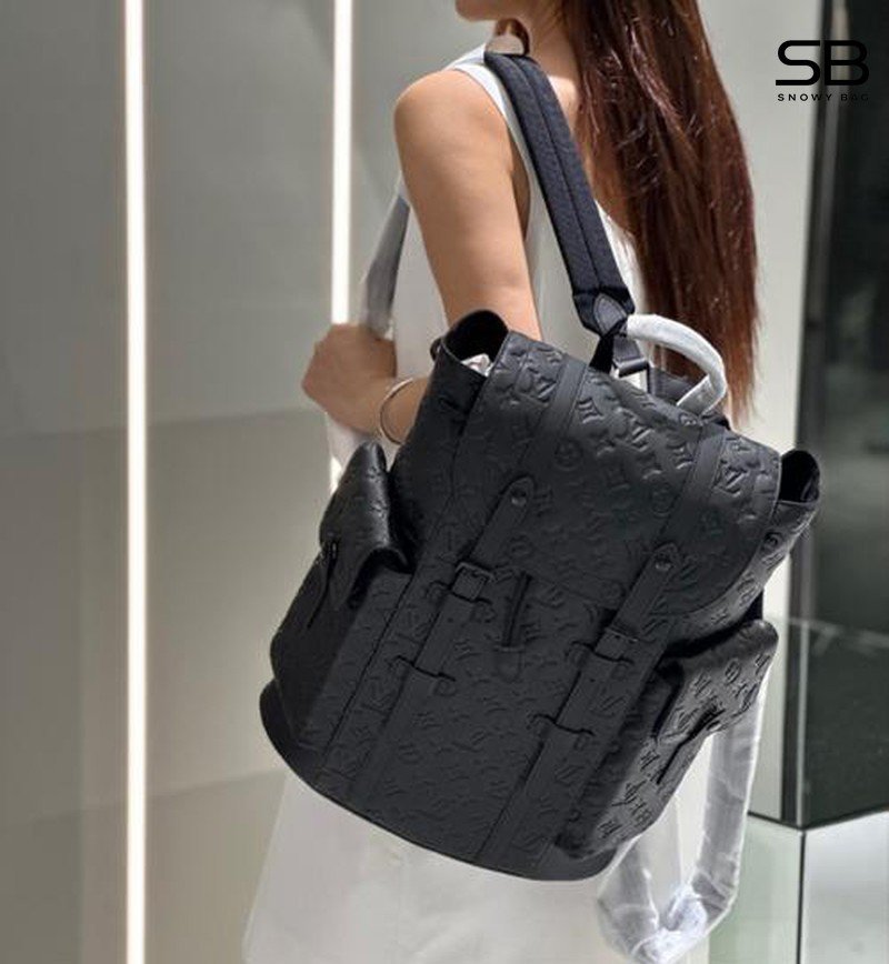 Nữ đeo Balo LV Chistopher màu đen