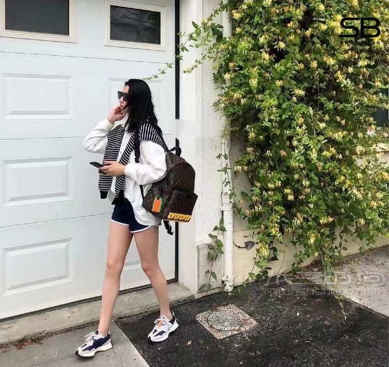 Nữ đeo Ba lô Louis Vuitton Discovery