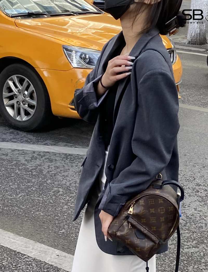 Nữ đeo Ba lô Louis Vuitton Palm Springs
