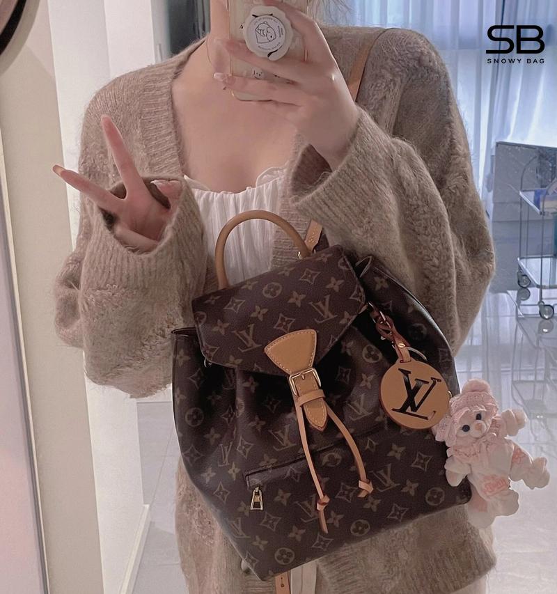 Nữ đeo Ba lô Louis Vuitton Montsouris