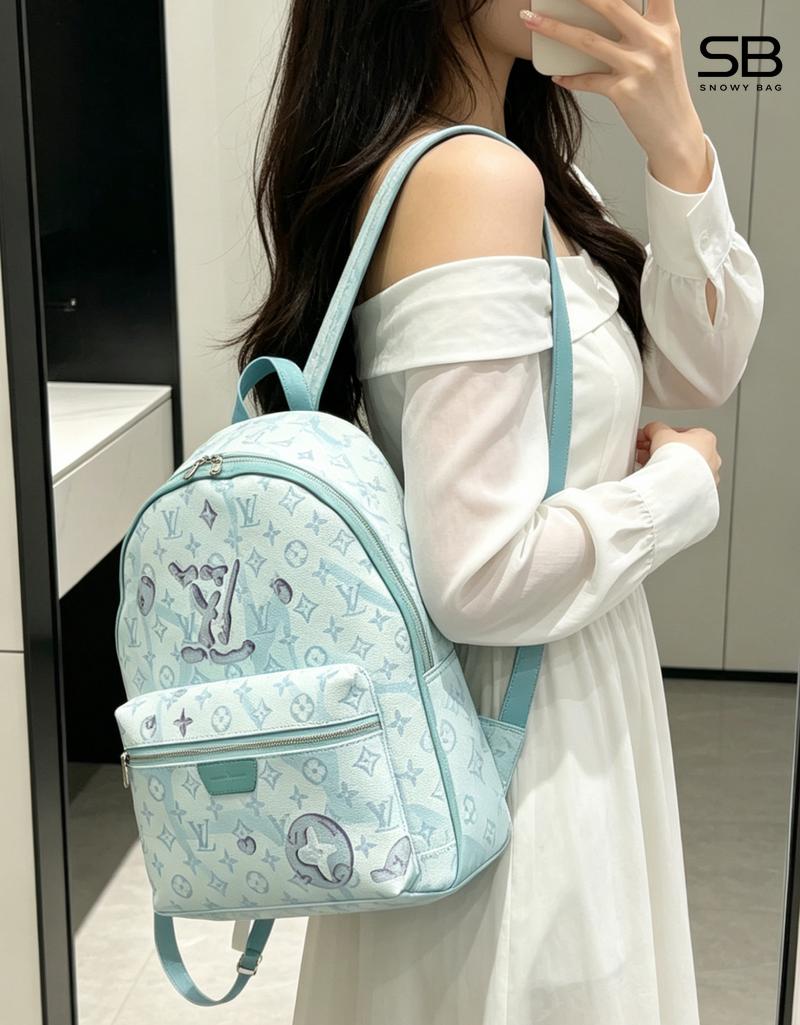 Phối balo LV với váy trắng công sở