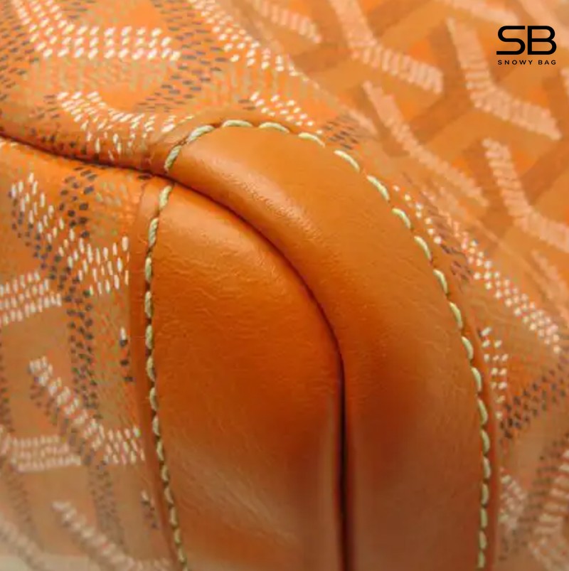 Mép túi bằng da trên túi Goyard màu cam