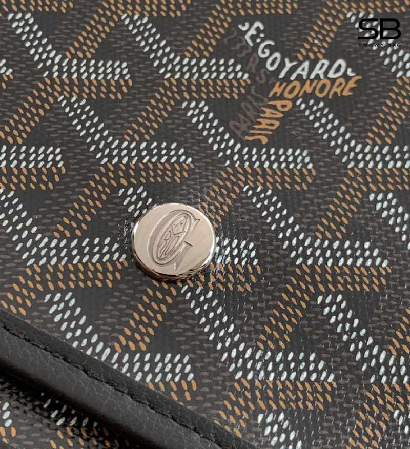 Túi Goyard màu nâu đen và nút bấm kim loại