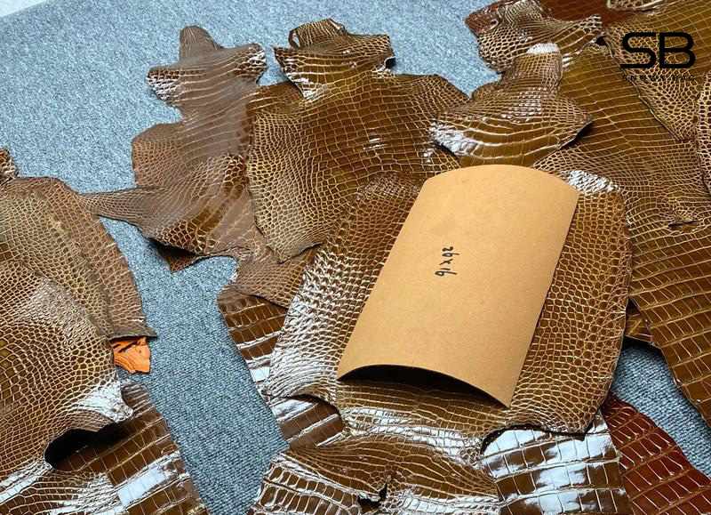Phân chia các da cá sấu trên bàn