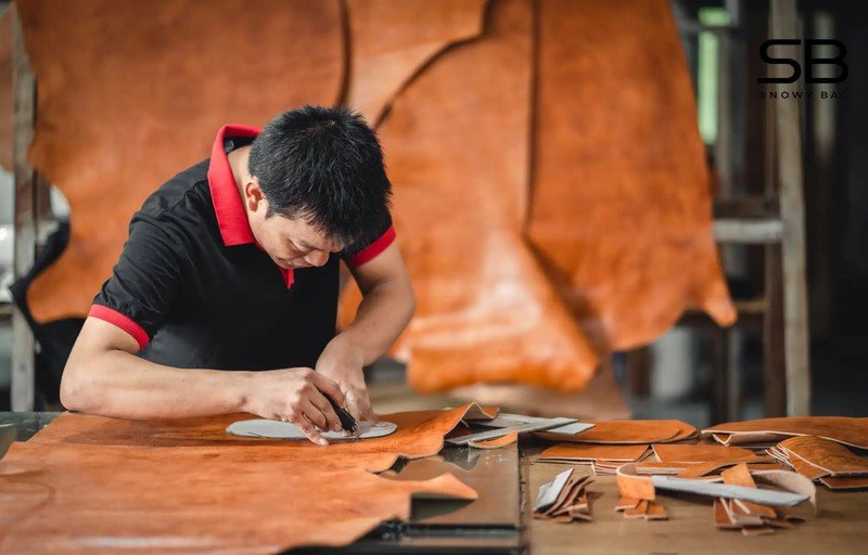 Công nhân đang tạo hình da đà điểu