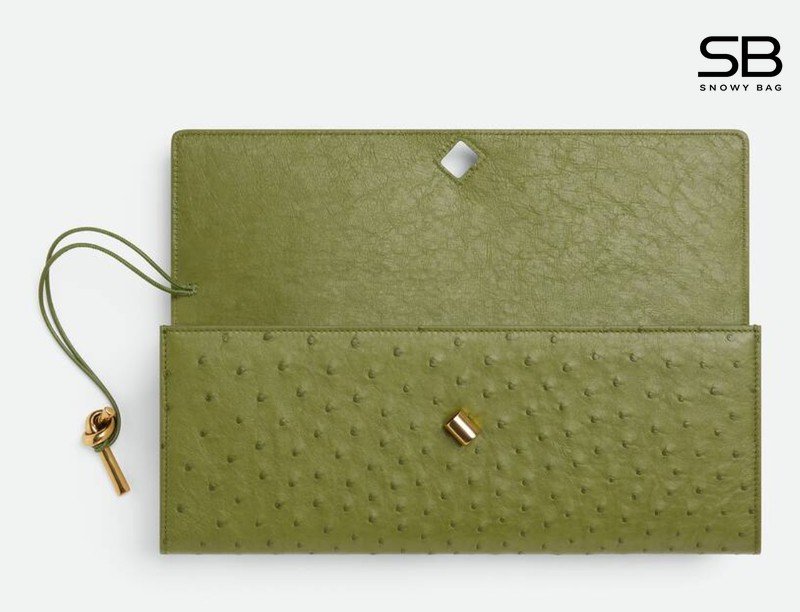 Bottega Veneta Cassette da đà điểu màu xanh lá