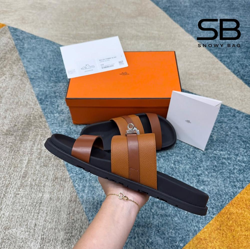 Dép Hermes Jackson Sandal Gold Epsom SHW góc nghiêng chi tiết