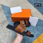 Chi tiết logo khóa dép Hermes Jackson Sandal Gold Epsom SHW