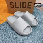Dép Yeezy Slide Salt Xám X xanh, thiết kế hiện đại và sang trọng.