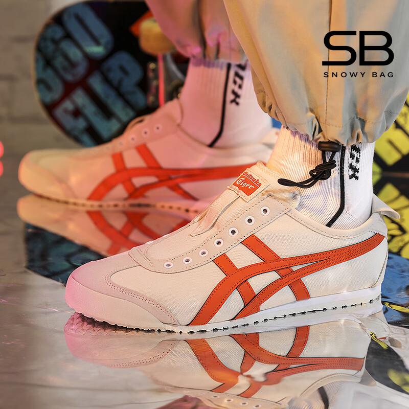 chân đi giày onitsuka màu kem sọc đỏ